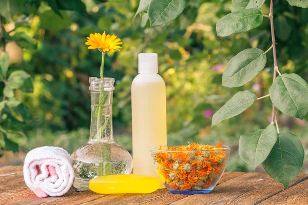 Toalha, sabão com extrato de calêndula, flores de calêndula em um frasco — Fotografia de Stock