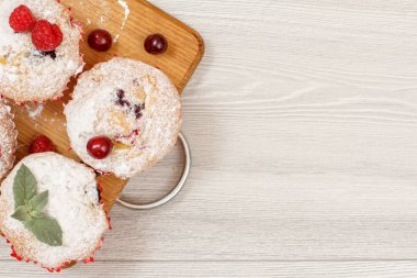 Gemide pudra şekeri serpilir ev yapımı meyve kekler.