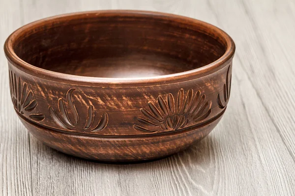 Tigela de cerâmica vazia em fundo de madeira cinza — Fotografia de Stock
