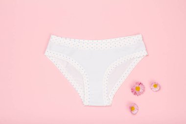 Pembe arka plan üzerinde güzel kadın pamuk lu külot.