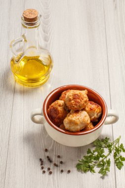 Beyaz seramik çorba kase ve ayçiçek yağı ile şişe kızarmış et pirzola