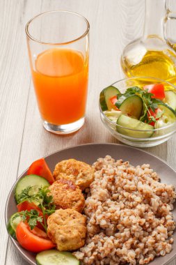 Karabuğday, kızarmış et pirzola ve taze salatalık ve domates parçaları ile Plaka