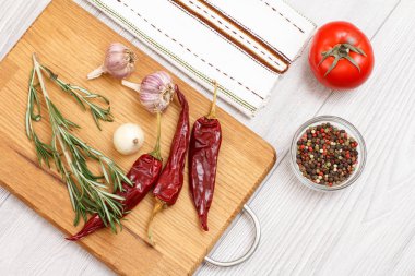 Etli, balıklı ahşap kurullarında yemek pişirmek için malzemeler.