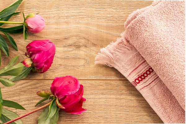 Productos de spa para el cuidado facial y corporal. Toalla de rizo suave con flores . — Foto de Stock