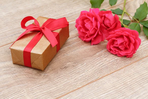 Geschenk doos met rozen bloemen op de achtergrond. — Stockfoto