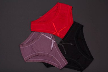 Siyah arka planda güzel curricularizing kadın pamuk külot.