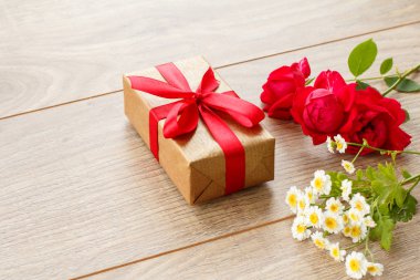 Çiçekli ahşap tahtalarda hediye kutusu