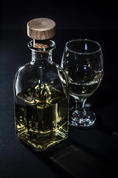 Widok z przodu butelki wina i kieliszek do wina — Zdjęcie stockowe