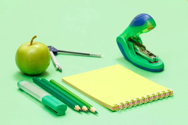 Material escolar. Bússola, lápis de cor, notebook, maçã e grampeador . — Fotografia de Stock