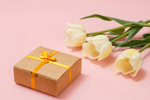 Barna Ajándékdoboz Gyönyörű Sárga Tulipánnal Rózsaszín Háttérrel Ajándékozás Koncepciója Ünnepnapokon — Stock Fotó
