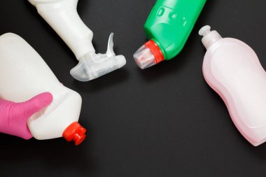 Siyah arka planda plastik deterjan şişeleri var. Üst Manzara. Yıkama ve temizleme seti.