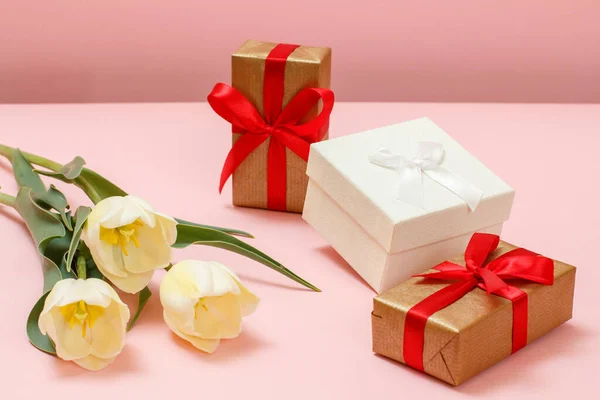 Cadeaudoosjes Met Mooie Gele Tulpen Een Roze Achtergrond Bovenaanzicht Concept — Stockfoto