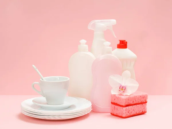 Μπουκάλια Υγρό Πιάτων Σφουγγάρια Λευκά Πιάτα Ορχιδέα Ένα Πιατάκι Και — Φωτογραφία Αρχείου