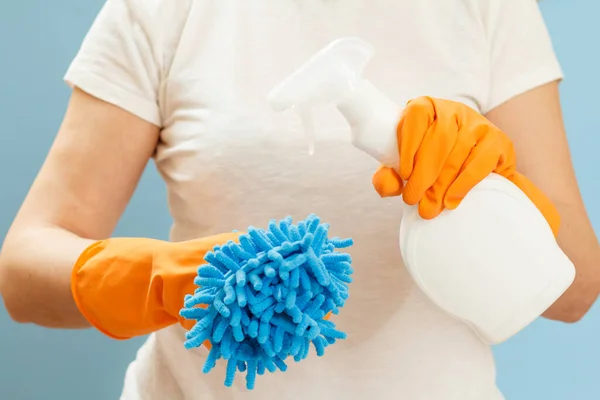 Mujer Con Una Camiseta Blanca Guantes Goma Sosteniendo Una Botella — Foto de Stock