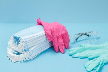 Nitril eldivenler, tıbbi maskeler ve kişisel koruma için güvenlik gözlükleri. Üst Manzara. Virüs koruma kiti kavramı.