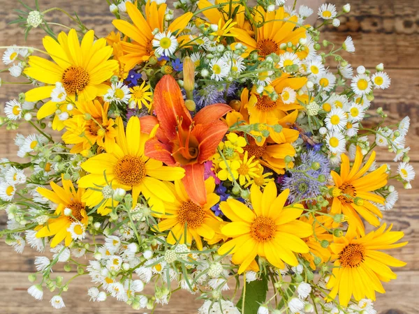 Blumenstrauß Mit Alten Holzbrettern Auf Dem Hintergrund — Stockfoto