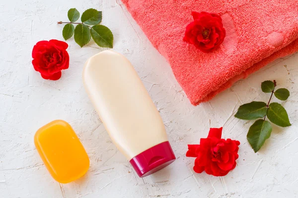 Bottiglia Shampoo Asciugamano Sapone Fiori Rosa Sullo Sfondo Bianco Strutturato — Foto Stock
