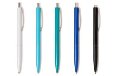 İzole edilmiş beyaz arka planda beş kalem. Üst görünüm.