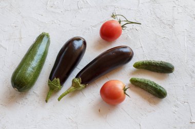 Sadece domates, salatalık, patlıcan ve arka planda kabak topladım. Sadece sebze topladım. Üst görünüm.