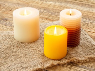 Çuval bezinde mum yakmak ve eski tahta tahtalar. Üst görünüm.