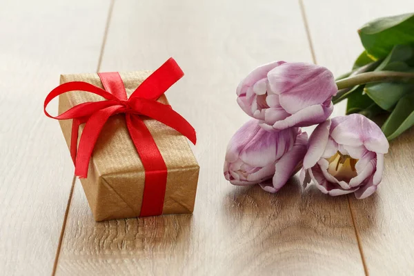 礼品盒和木板上的丁香郁金香 贺卡概念 — 图库照片
