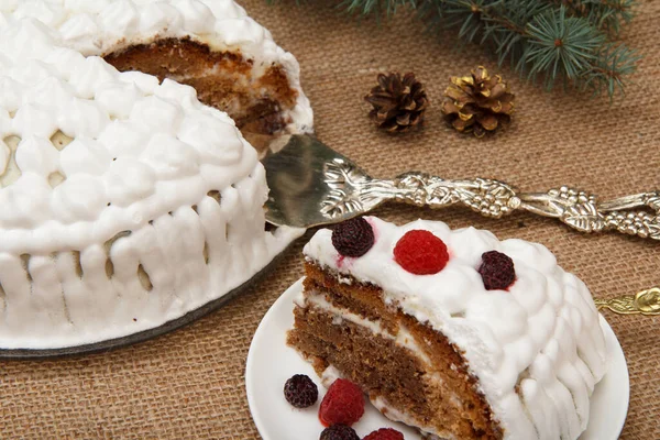 비스킷 케이크에는 채찍질 크림과 라즈베리 그리고 베옷을 포크로 식되어 있었다 — 스톡 사진
