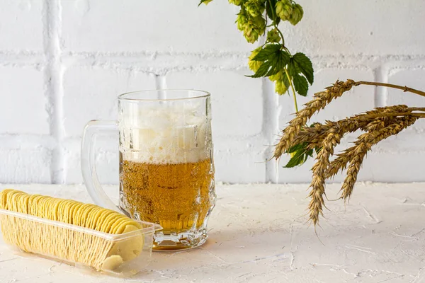 Tasse Verre Bière Avec Croustilles Épis Orge Branche Houblon Sur — Photo