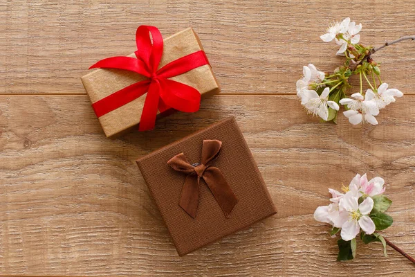 Geschenkdozen Met Bloeiende Takken Van Kersen Appelbomen Houten Achtergrond Bovenaanzicht — Stockfoto