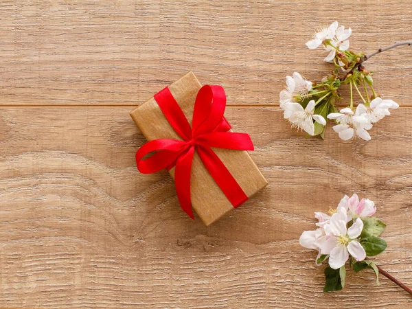 Cadeaudoosje Met Bloeiende Takken Van Kersen Appelbomen Houten Achtergrond Bovenaanzicht — Stockfoto