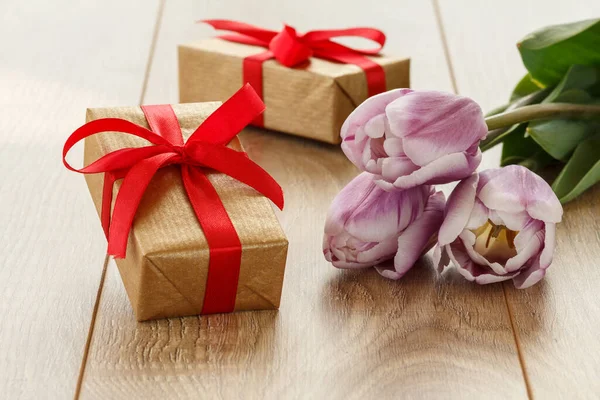 Cajas Regalo Con Tulipanes Lila Las Tablas Madera Concepto Tarjeta — Foto de Stock