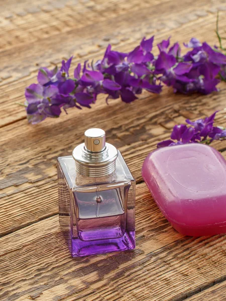 Butelka Perfum Mydła Drewnianych Deskach Ozdobionych Liliowymi Kwiatami Widok Góry — Zdjęcie stockowe