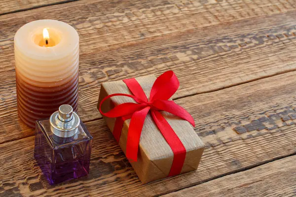 Perfume Una Caja Regalo Regalo Envuelta Papel Kraft Con Cinta — Foto de Stock