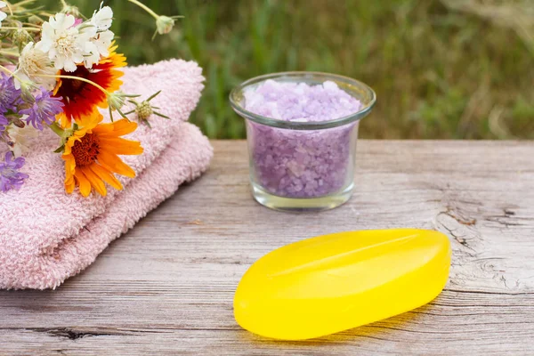 Terry Toalha Para Procedimentos Banheiro Com Flores Tomilho Tigela Vidro — Fotografia de Stock