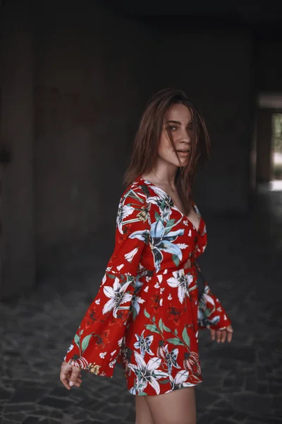 kırmızı tulum etmek tropikal süsler kadında kendini asıyor. esmer ile saç kesimi arayın. 