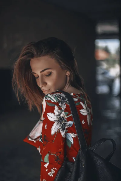 kırmızı tulum etmek tropikal süsler kadında kendini asıyor. esmer ile saç kesimi arayın. 