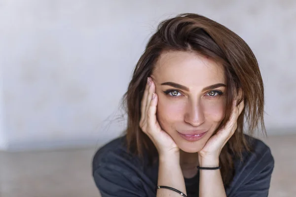 Retrato de cerca de una chica hermosa, fresca, sana y sensual. Retrato de chica sonriente — Foto de Stock