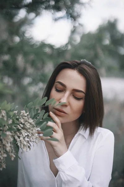 beyaz gömlek temiz beyaz akasya kadında. kız açık