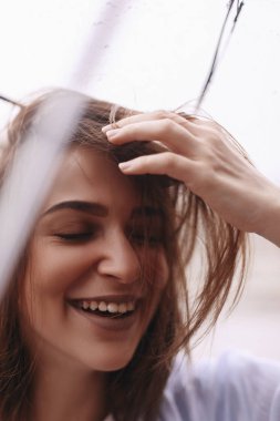 Şemsiye giyen altında çekici kadın mavi gömlek. Kız bak mutlu. Yağmur