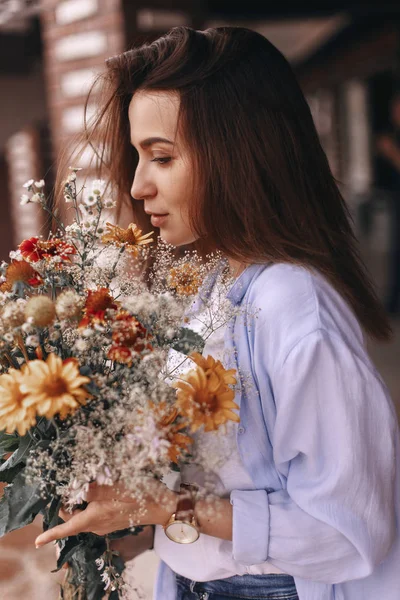 Hangi zevk çiçek güzel bir kadın portresi. Alanları buket