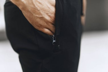 adam fermuar cep gösterir. Spor giyim. Tafsilât-in spor giyim