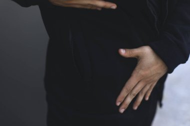 adam fermuar cep gösterir. Spor giyim. Tafsilât-in spor giyim