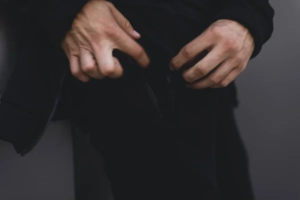 Homem mostra bolso com zíper. Roupa de desporto. Detalhes de vestuário desportivo — Fotografia de Stock