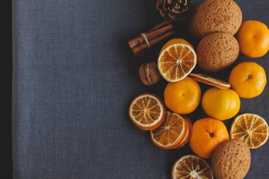 Mandalina, baharat, çam kozalakları ve portakal dilimleri tablo. Geleneksel Noel Kış arka plan, duvar kağıdı veya tebrik kartı. Yatay, tonlu görüntü. Üstten görünüm, düz yatıyordu, arka plan, kopya alanlarda. 