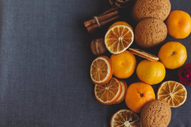 Mandalina, baharat, çam kozalakları, Kuru çiçek ve portakal dilimleri tablo. Geleneksel Noel Kış arka plan, duvar kağıdı veya tebrik kartı. Yatay. Üstten görünüm, düz yatıyordu, arka plan, kopya alanlarda. 