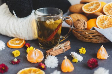 Mandalina, çiçekler, zencefilli, narenciye sraw sepeti, sıcak kazak, fincan çay ve portakal dilimleri. Noel Kış arka plan, duvar kağıdı, tebrik kartı. Üstten görünüm, düz yatıyordu, arka plan, kopya alanlarda