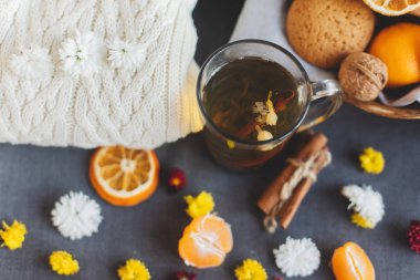 Mandalina, çiçekler, zencefilli, narenciye sraw sepeti, sıcak kazak, fincan çay ve portakal dilimleri. Noel Kış arka plan, duvar kağıdı, tebrik kartı. Üstten görünüm, düz yatıyordu, arka plan, kopya alanlarda