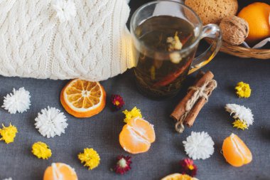 Mandalina, çiçekler, zencefilli, narenciye sraw sepeti, sıcak kazak, fincan çay ve portakal dilimleri. Noel Kış arka plan, duvar kağıdı, tebrik kartı. Üstten görünüm, düz yatıyordu, arka plan, kopya alanlarda