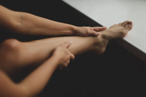 Νεαρή γυναίκα επάλειψη κρέμας στο πόδι της. Αποτρίχωση έννοια. Σέξι — Φωτογραφία Αρχείου