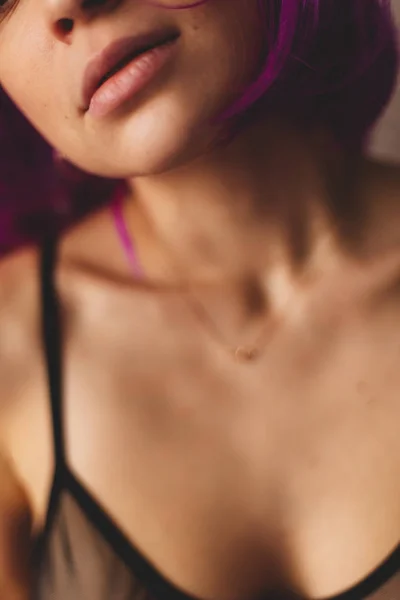 Frauen tragen rosa Haarperücke. Teil des Gesichts, junge Frau aus nächster Nähe. sexy pralle Lippen ohne Make-up. Stockbild