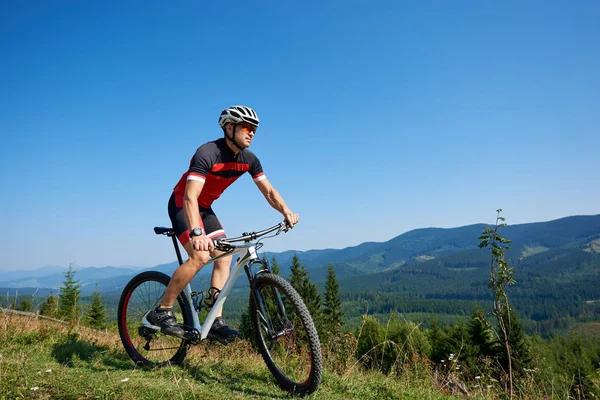 Gespierde Toeristische Fietser Helm Zonnebril Met Volledige Uitrusting Paardrijden Fiets — Stockfoto